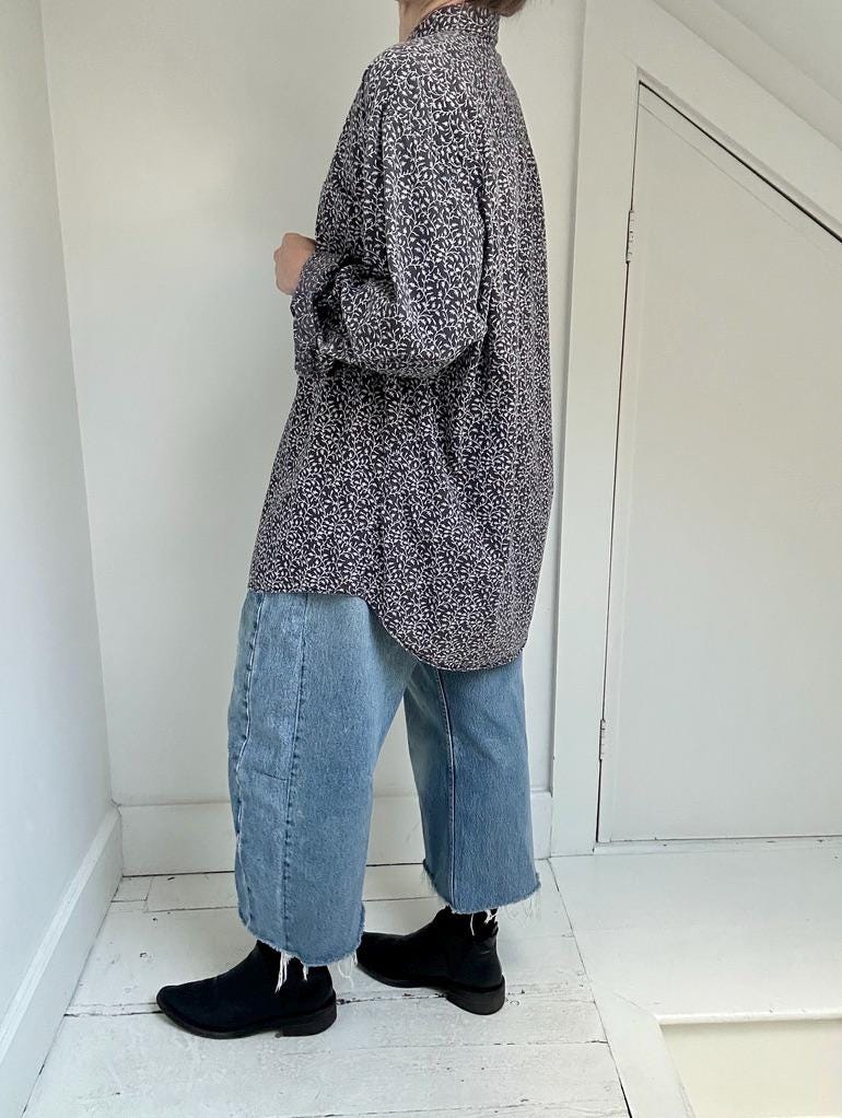 GAP floral button in Charcoal