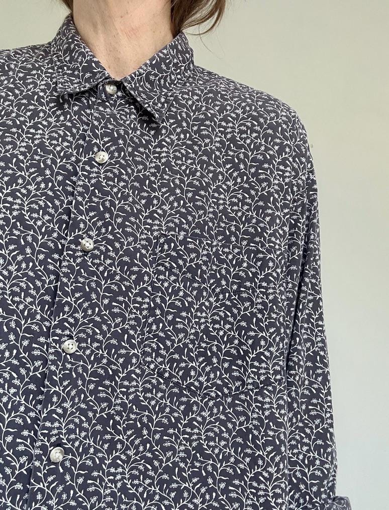 GAP floral button in Charcoal